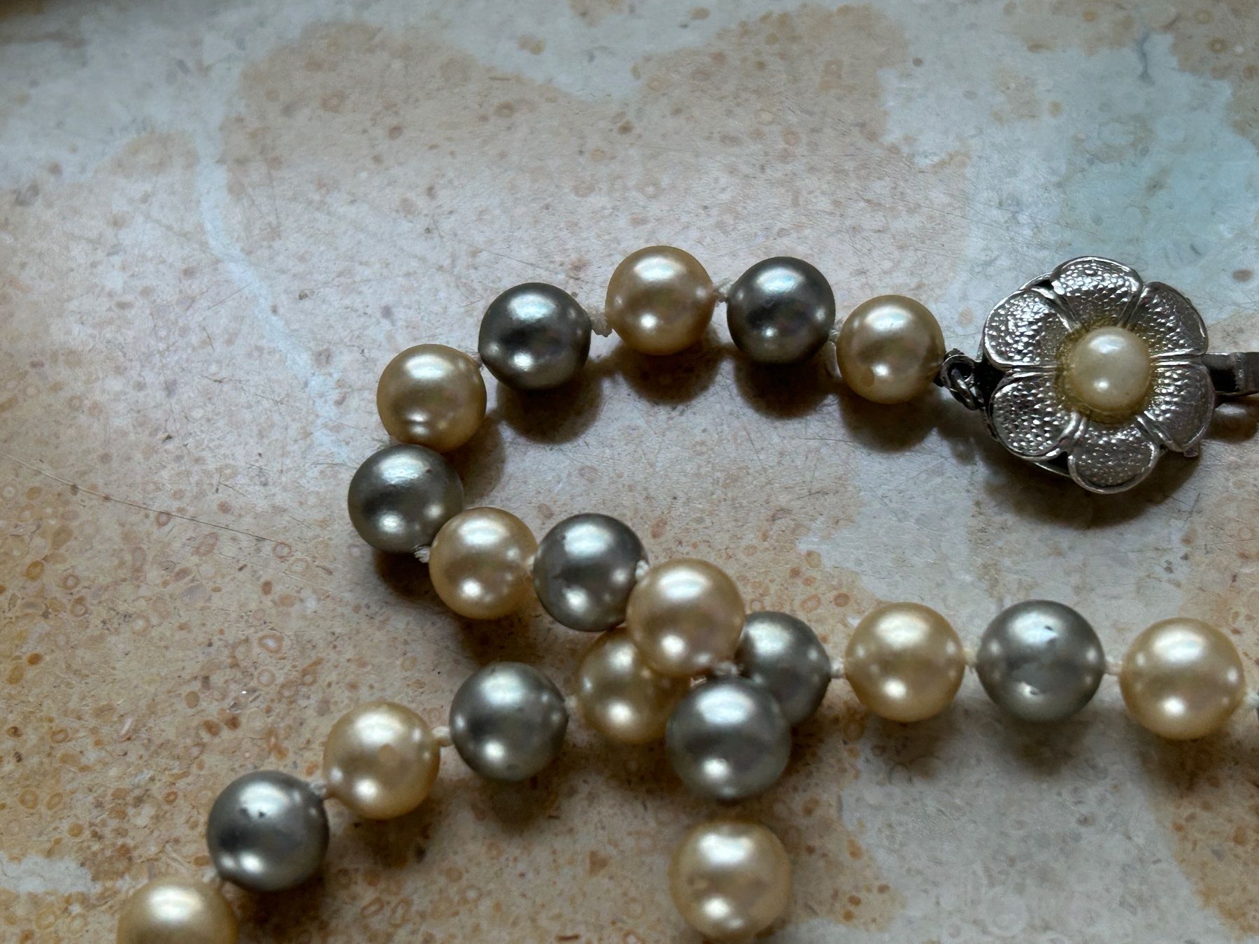 Catenine: Elegante Perlenkette, champagner-grau, Vintage – Usato da Laufen venduto da belleskulptur 9
