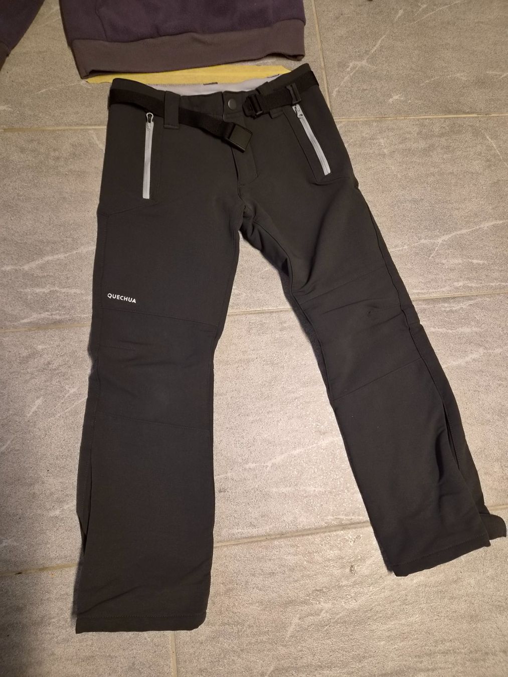 Decathlon Lotti & Set di vestiti: Thermo Wanderhose und Wanderpulli 122/128 – Usato da Konolfingen venduto da torina85 1