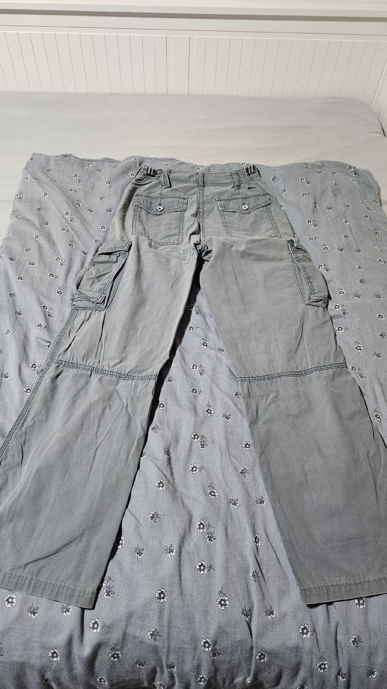 Bershka Pantaloni: Graue Cargo Berskah-Hose – Usato da Sax venduto da Kieselstei 3