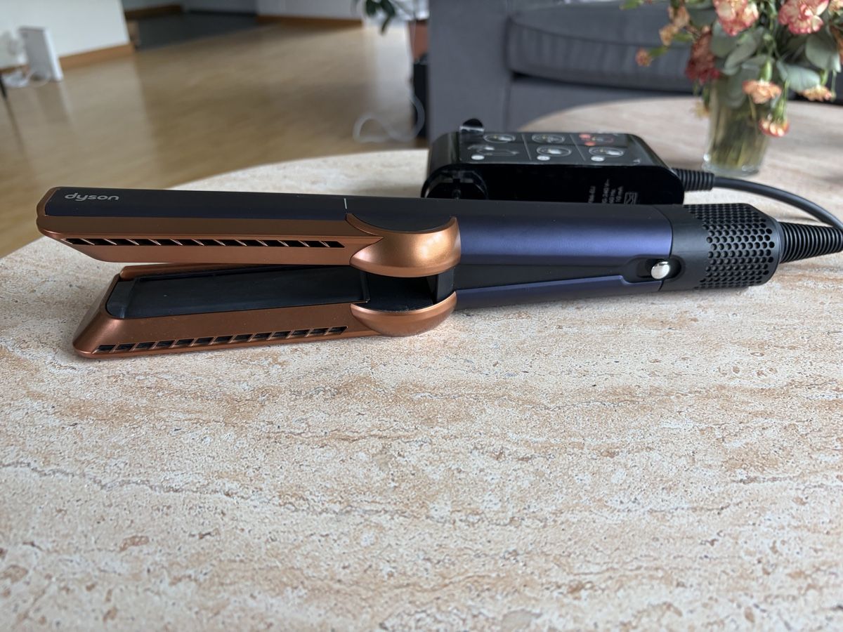 Dyson Föhn: Dyson Airstrait Haarglätter – Gebraucht aus Rapperswil SG von ann_sch2397