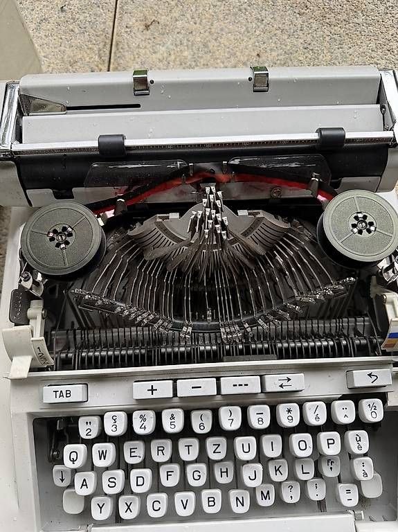 Macchine da scrivere: Machine à écrire HERMÈS 3000  – Usato da Renens VD venduto da LSD.007 2