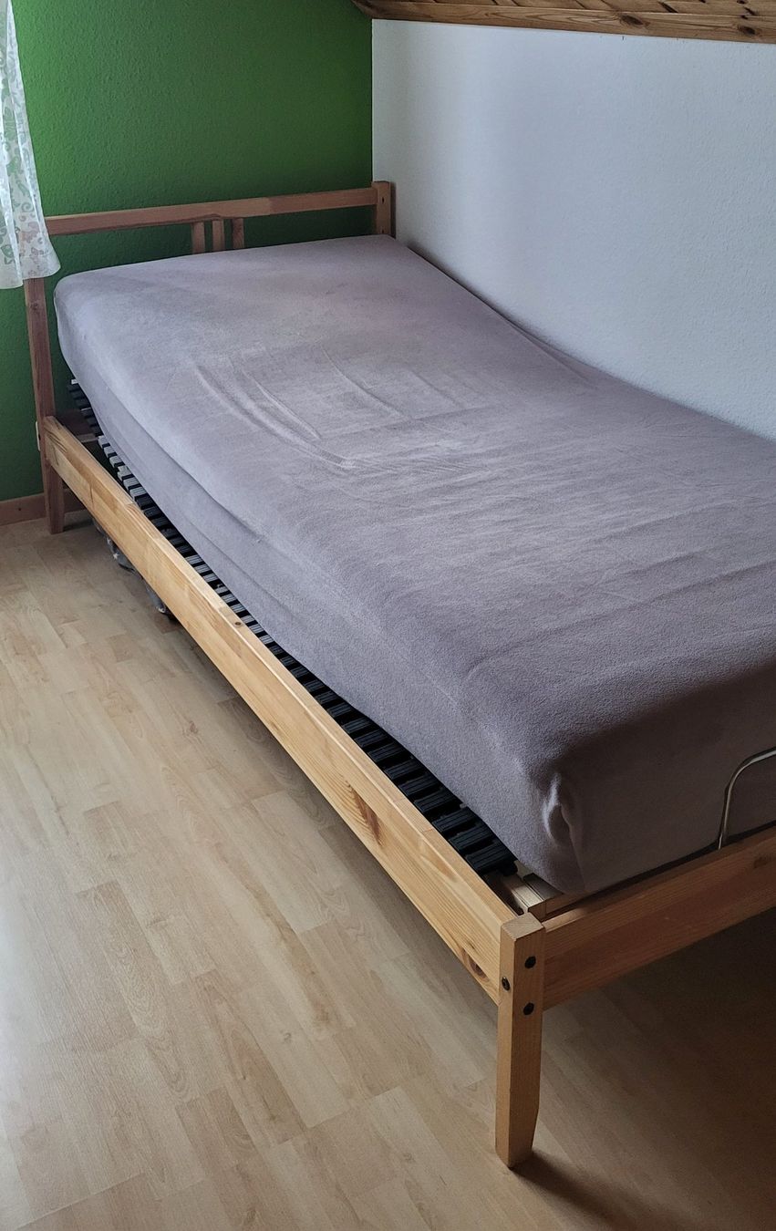 Ikea Betten: Bett mit Holzrahmen – Gebraucht aus Oetwil am See von porzellandi66