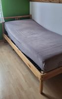 Bett mit Holzrahmen