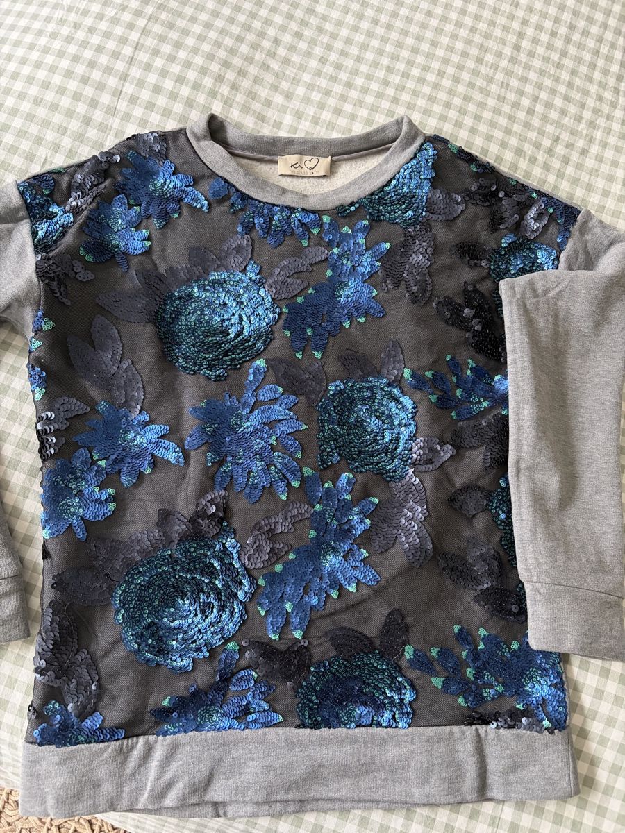 Maglioni & Felpe: Grey Sweatshirt with Blue Sequin Flowers - Size Medium – Usato da Zürich venduto da Sonikasantos 1
