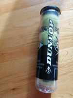 4 verschiedene Tennisbälle. + Dose