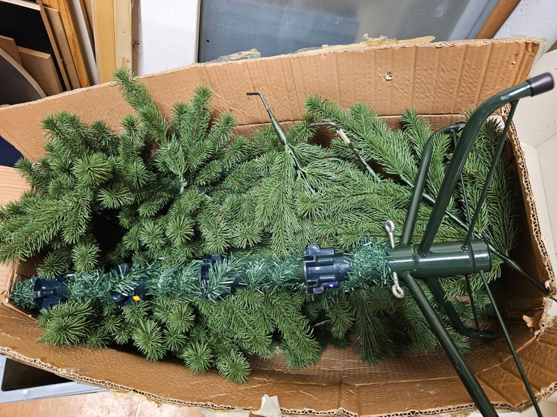 Alle Dekorationen: Tannebaum Grün Plastik – Gebraucht aus Balsthal von ale_gl9y