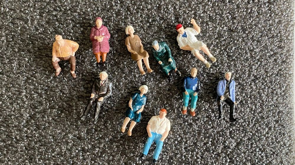 50 Sitzende Figuren 1:32 - Für Modelleisenbahn, Miniaturlandschaften Und Dioramen