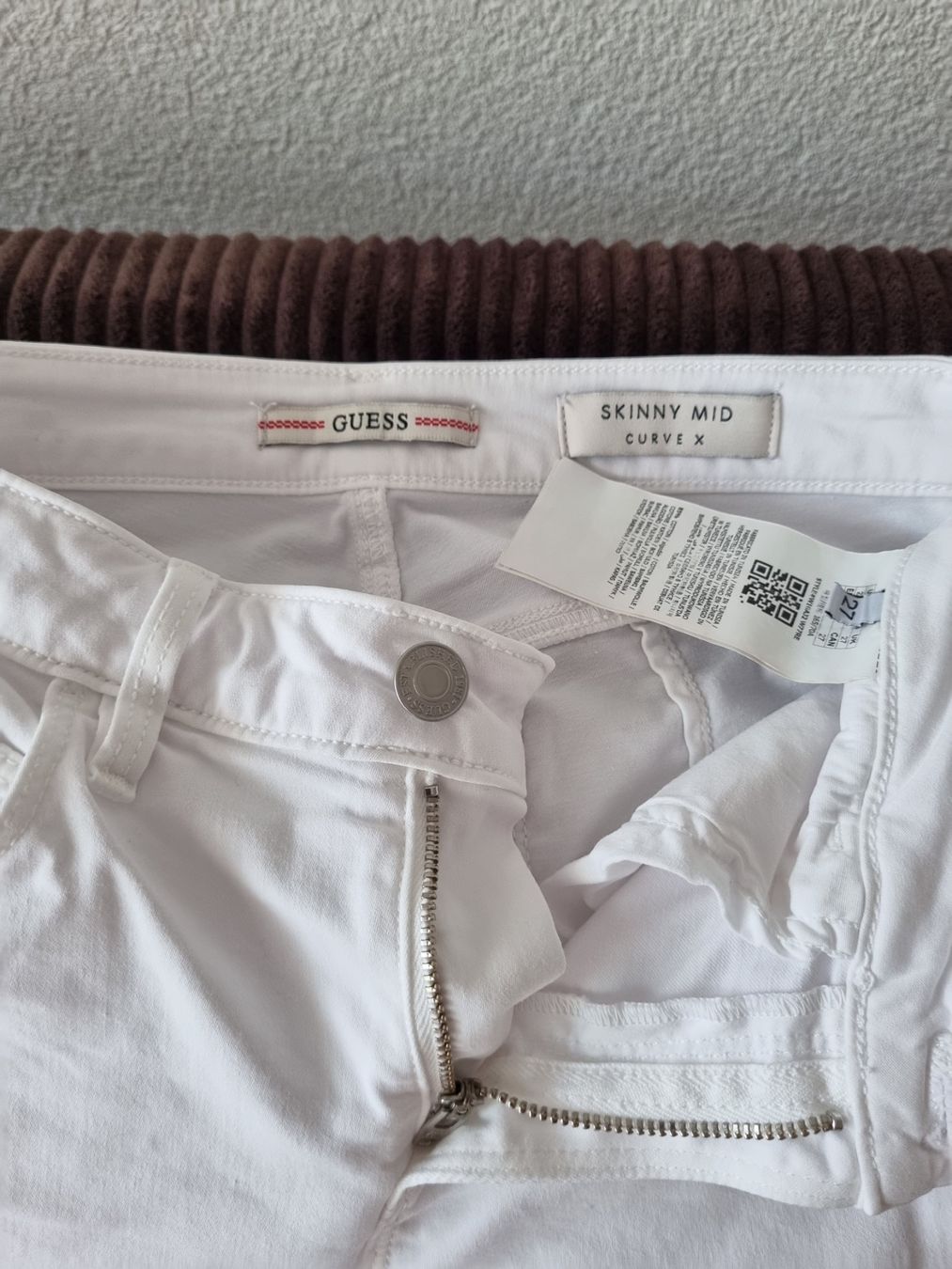 Guess Pantaloni: Pantalon Guess blanc, taille 27, comme neuf – Usato da Riddes venduto da pierre-a-facettes 1