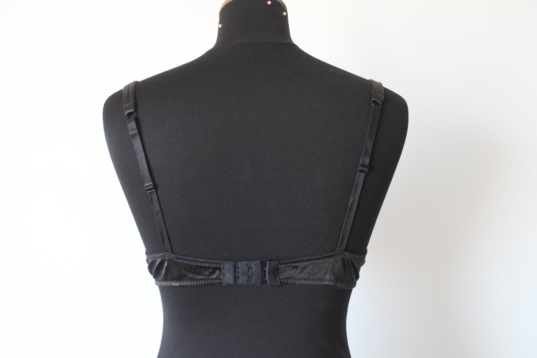 Altra biancheria intima: Soutien-gorge noir satiné 75B – Usato da Chez-le-Bart venduto da jasse 1