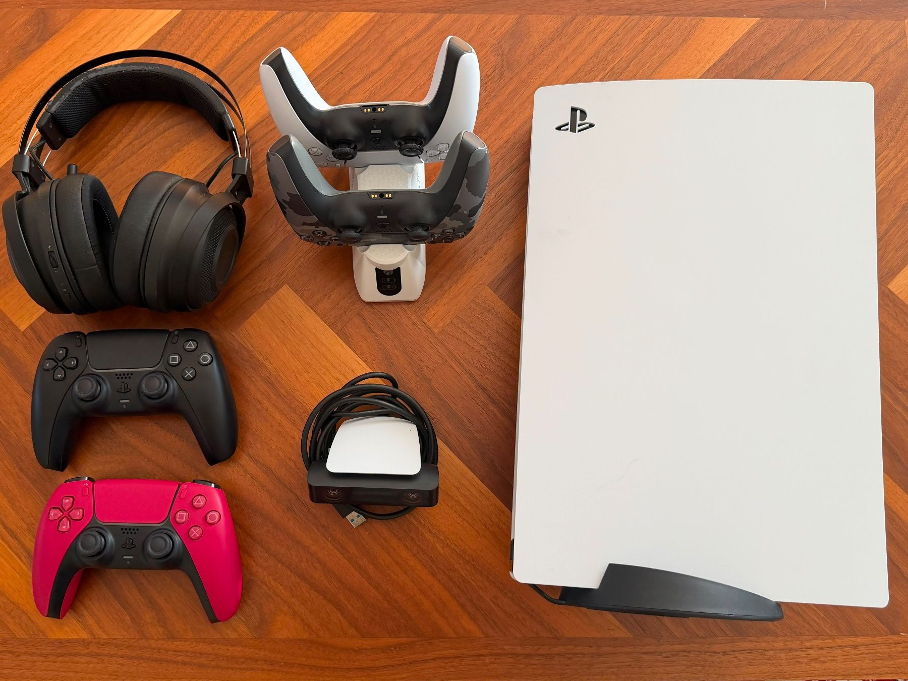 Sony Consoles: ab 1 CHF 🔥 PS5 Disc Bundle + 4 Controller + Headset + Kamer – D'occasion à Jona par Dilara-gz