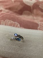 Eleganter Schleifenring mit snyth. Zirkonia Steinen, neu