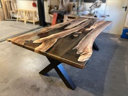 Exklusiver Epoxidharz Tisch aus Nussbaum 250x100 cm