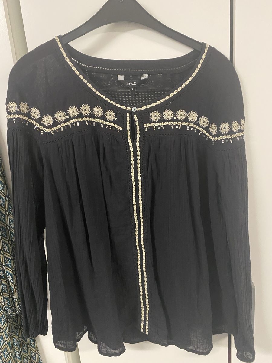 Next Chemisiers: Bluse next mit Stickereien Gr. 44 / XL – D'occasion à Biel-Benken BL par PANORMUS