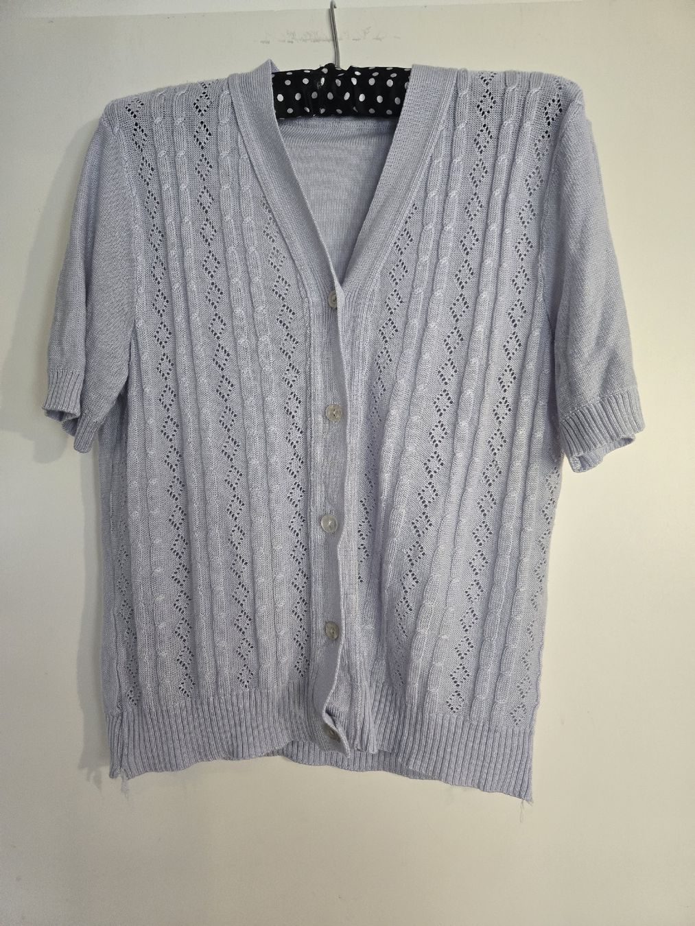 Maglioni & Felpe: Vintage Hellblaue Strickjacke, Kurzarm, Gr. 46 – Usato da Dübendorf venduto da Timulka