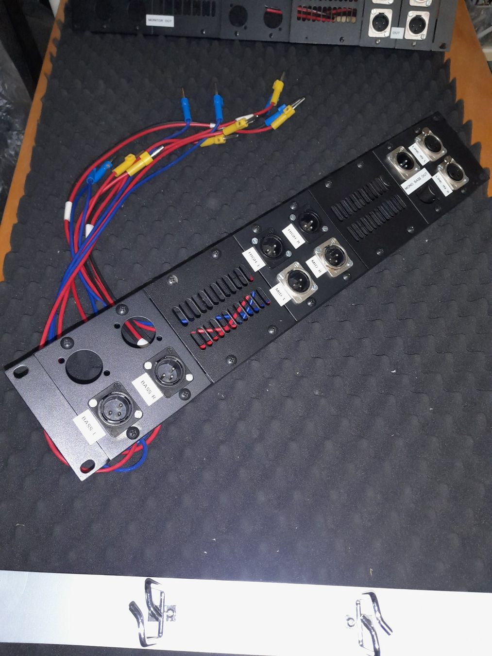 Supporti a parete: 19" Rack 2HE Professionelles Patchpanel für Studio/Live – Usato da Steffisburg venduto da FutureOne 1