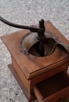 AntikeKaffeemühle aus Holz und Metall