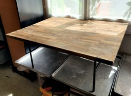 Exclusiver Salontisch; Leimholzplatte und Stahlunterbau