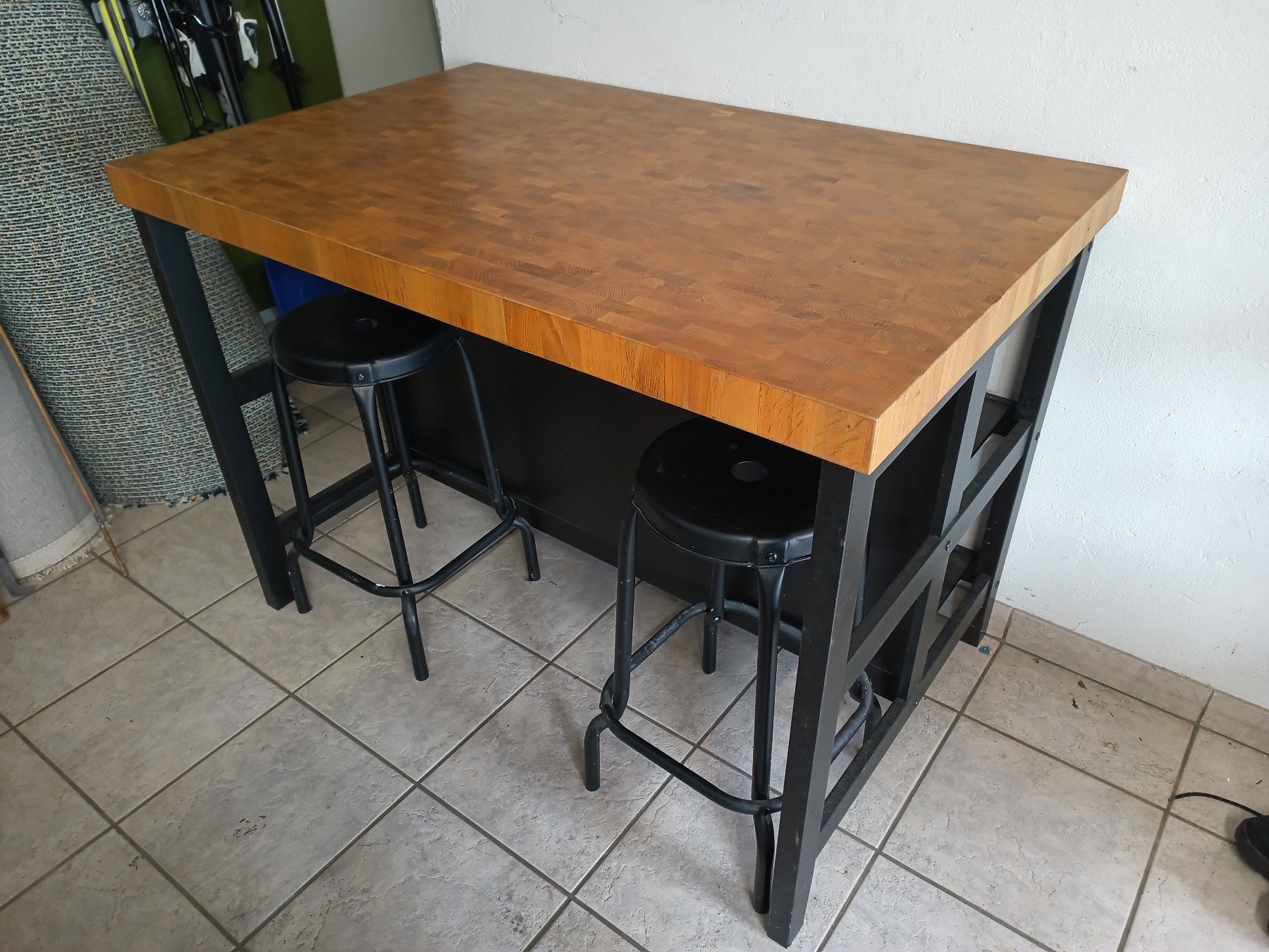 Ikea Tavoli: IKEA Vadholma Kücheninsel / Küchentisch inkl. Hocker – Usato da Bergdietikon venduto da Stryder