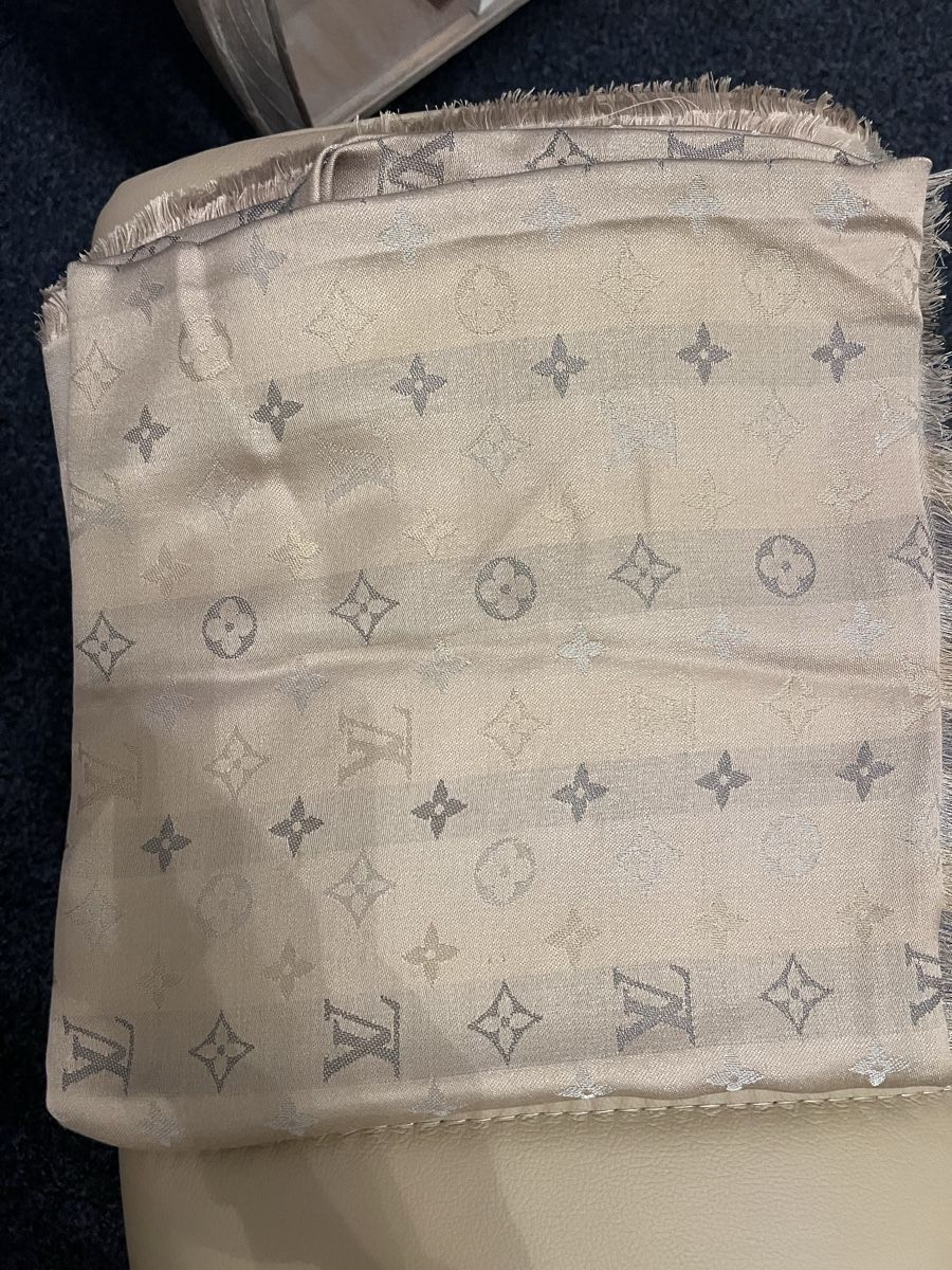 Louis Vuitton Foulard & Sciarpe: Louis Vuitton Scarf - Silk Blend - Great Condition! – Usato da Baar venduto da kri_m7t2 2