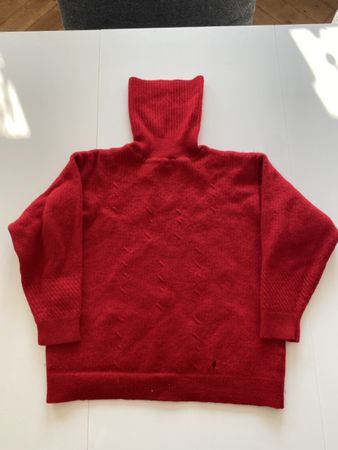 Warmer, roter Rollkragenpullover 