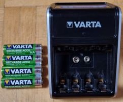 Varta : LCD Plug Charger (4 Stk., AA, 2100 mAh, Ladegerät)