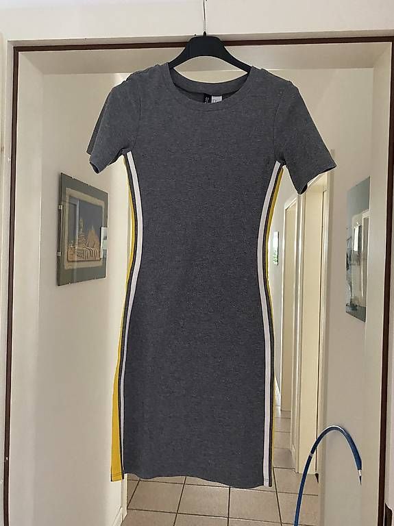 Lotti & Set di vestiti: Maglietta, vestitino, pantaloni  – Usato da Breganzona venduto da eva_b2fp 2