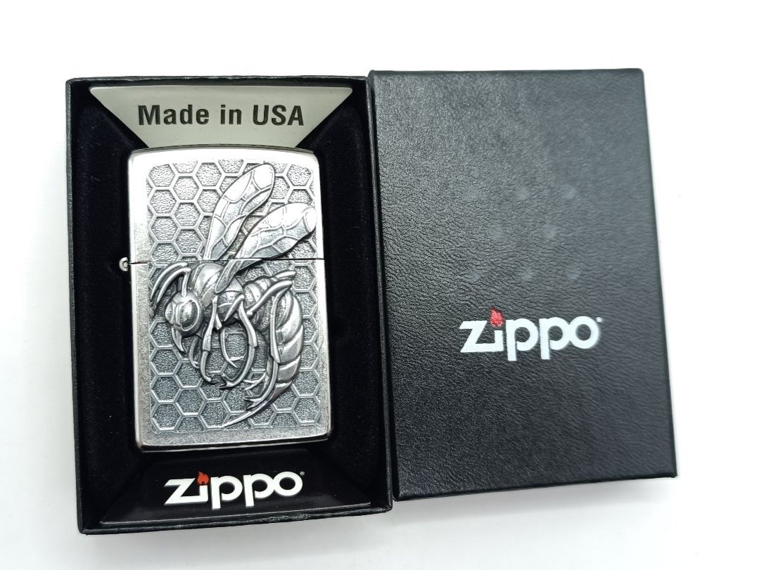Zippo Accendini: ZIPPO Wespe Emblem Feuerzeug 2007807 – Nuovo e nell'imballaggio originale da Ennenda venduto da Benzinflamme 4
