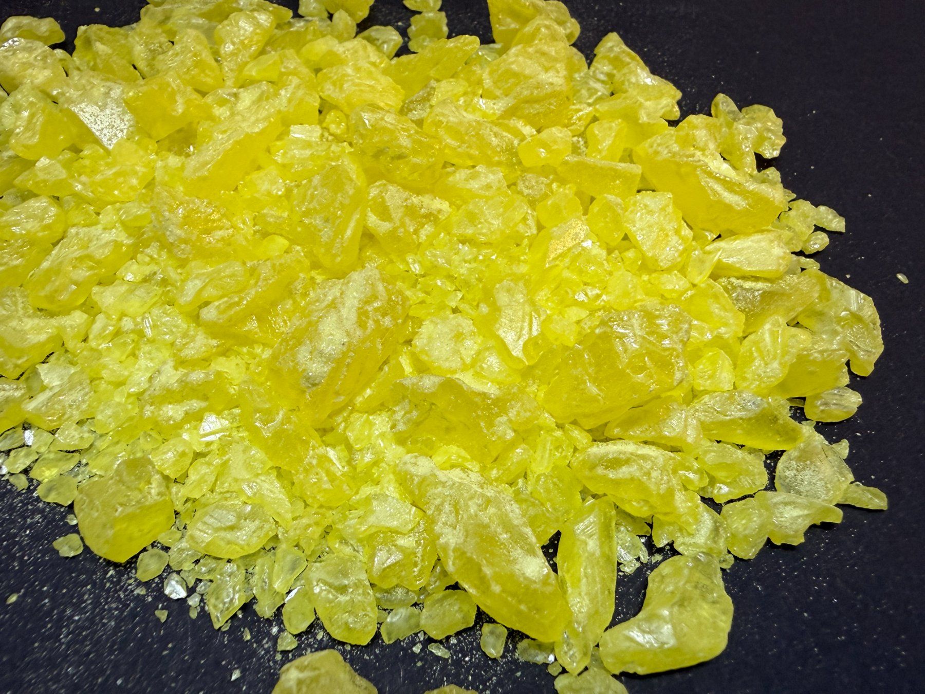 Minerali & Pietre curative: 100 g Schwefel, kristallin – Usato da Lützelflüh-Goldb venduto da Elementis 2