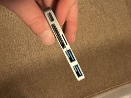 USB-C Hub Adapter silber mit Anschlüssen, akzeptabel