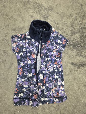 Sportliches Damen-Gilet / Weste – Gr. S (Floral/Lila)