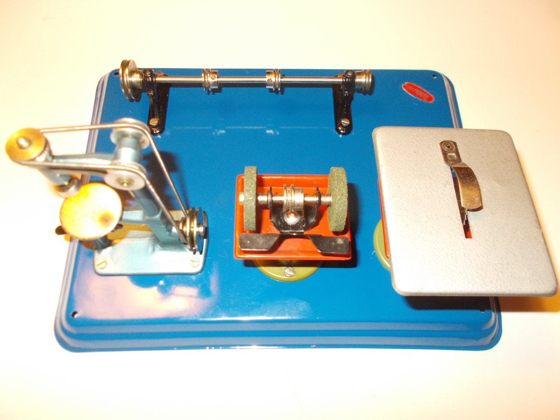 Wilesco Kit di modellismo & Modellini statici: WILESCO M56 MODELL-PLATTE mit 4 ANTRIEBSMODELLEN ,TOP . – Usato da Romanshorn venduto da Legere8 3