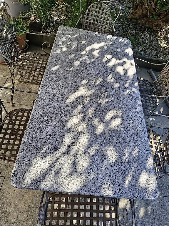Set de table et chaises: Wunderschöner Gartentisch aus Schmiedeeisen mit Granitplatte – D'occasion à Wädenswil par Canubis 3