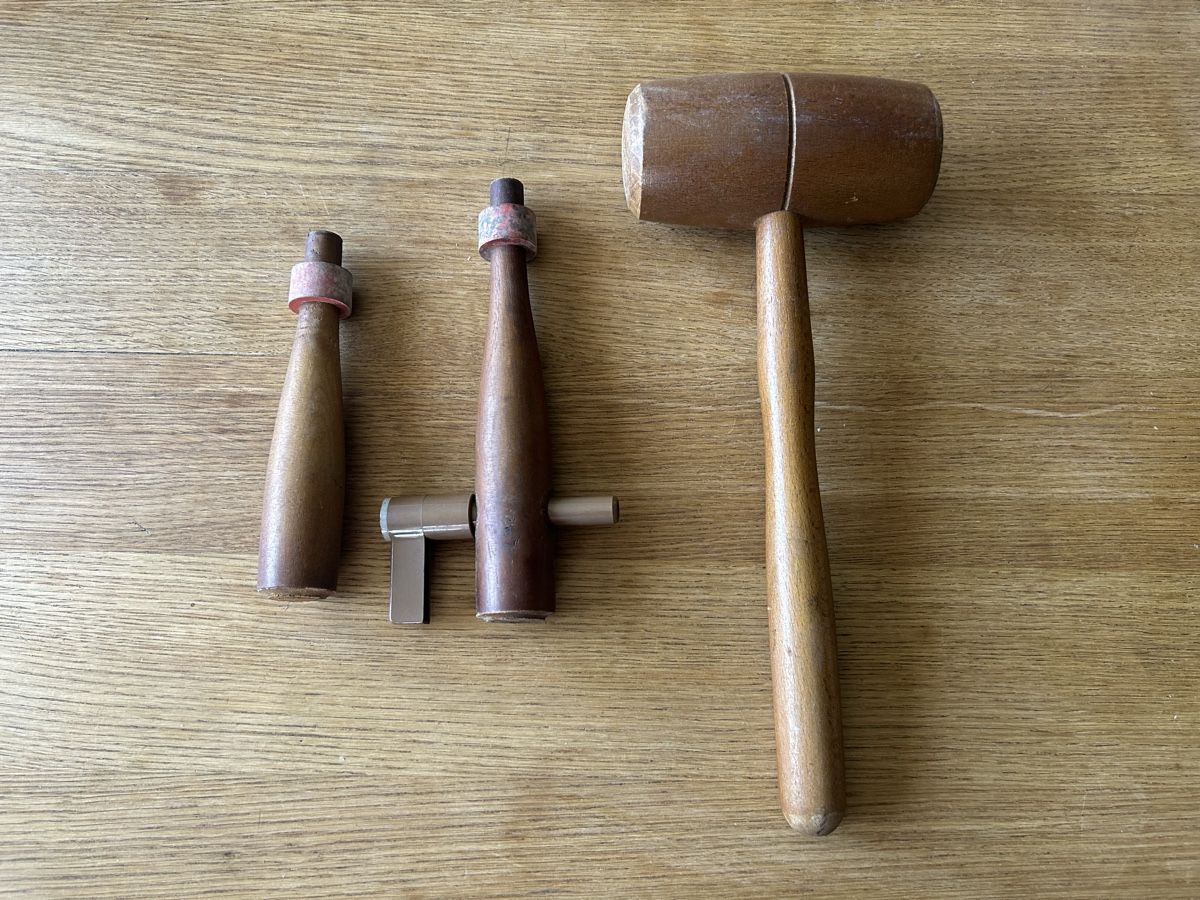 Alle Werkzeuge: Holzhammer mit 2 Zapfhahn – Gebraucht aus möhlin von Caja1