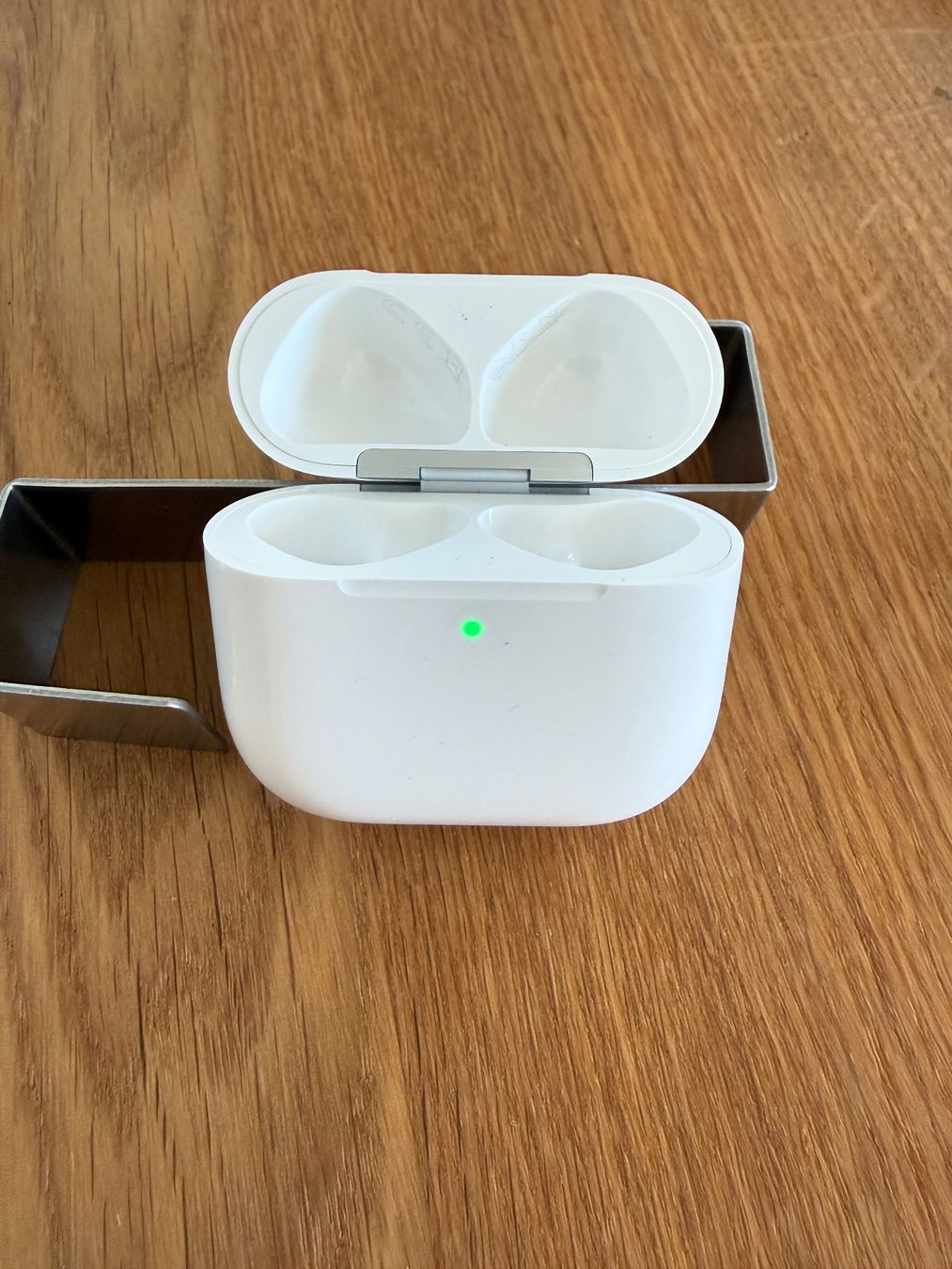 Apple Kopfhörer: APPLE AirPods 4 Charging Case ANC – Gebraucht aus Lausanne von Nine1982