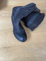 Bottes en cuir noir ajouré pointure 36 neuves