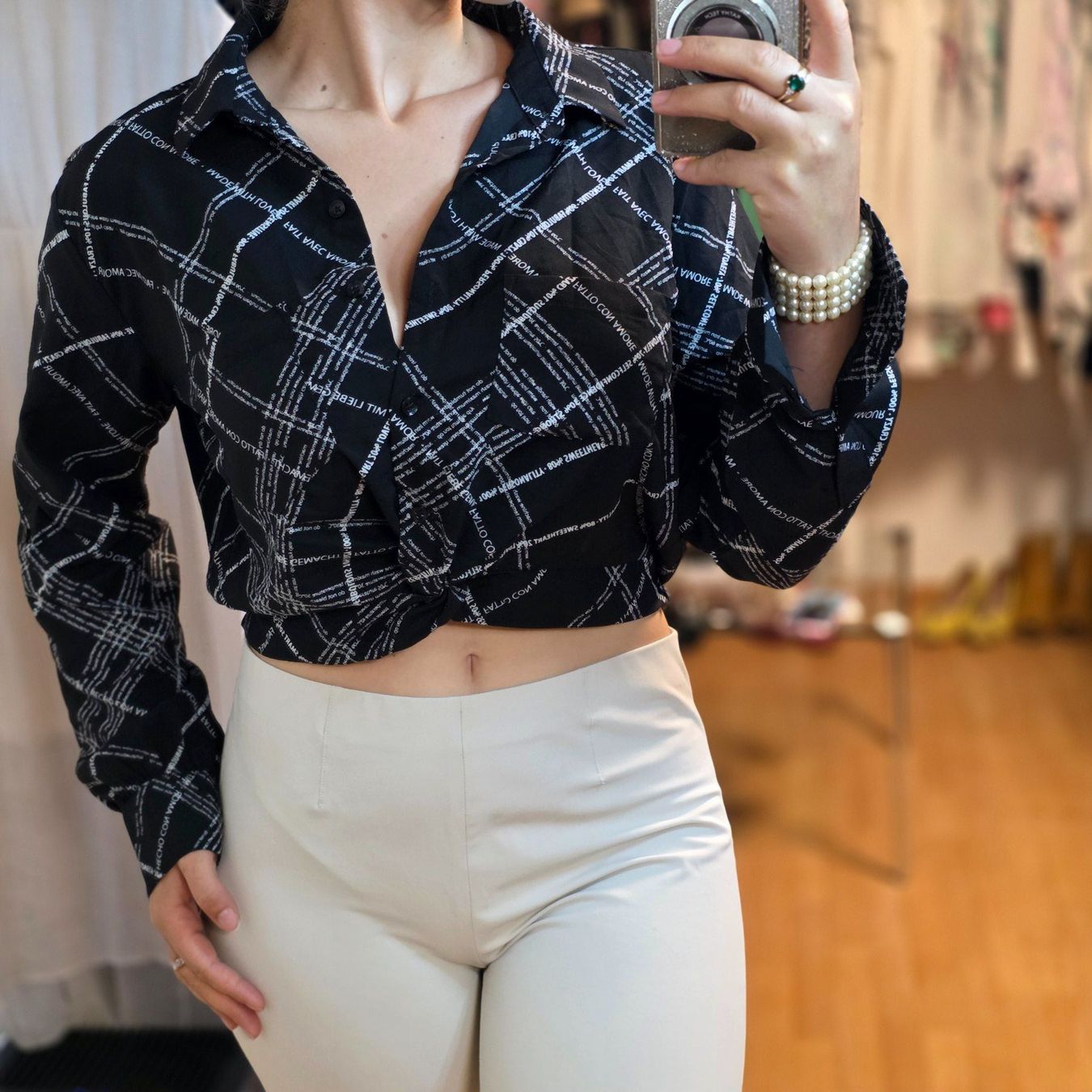 Camicette: Schwarze Crop Bluse mit Muster 40/42 – Usato da Wald ZH venduto da CapLux