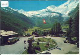 Saas-Fee - Parkplatz mit Postautos