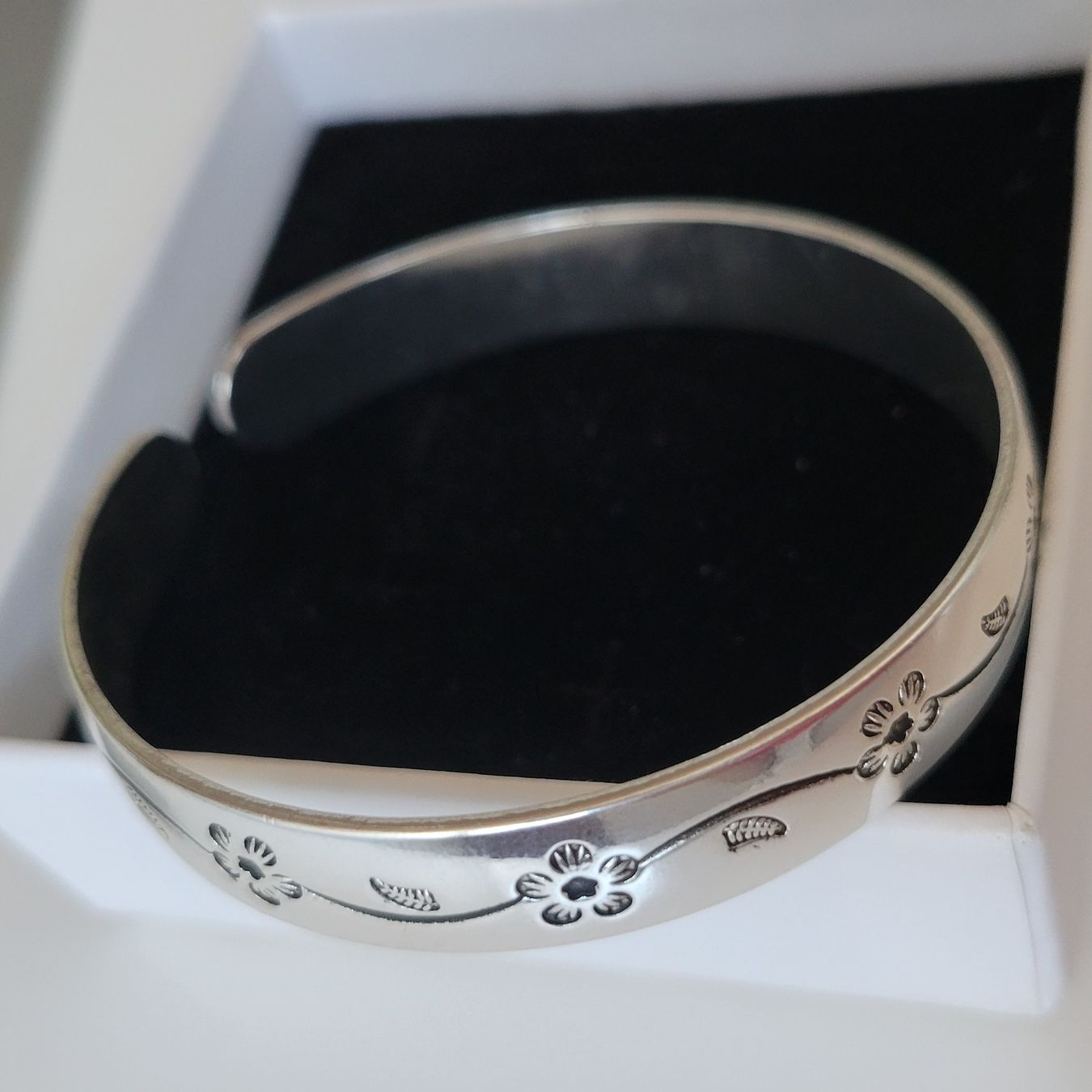 Bracelet jonc rigide argenté — Motif floral (Neu (gemäss Beschreibung ...