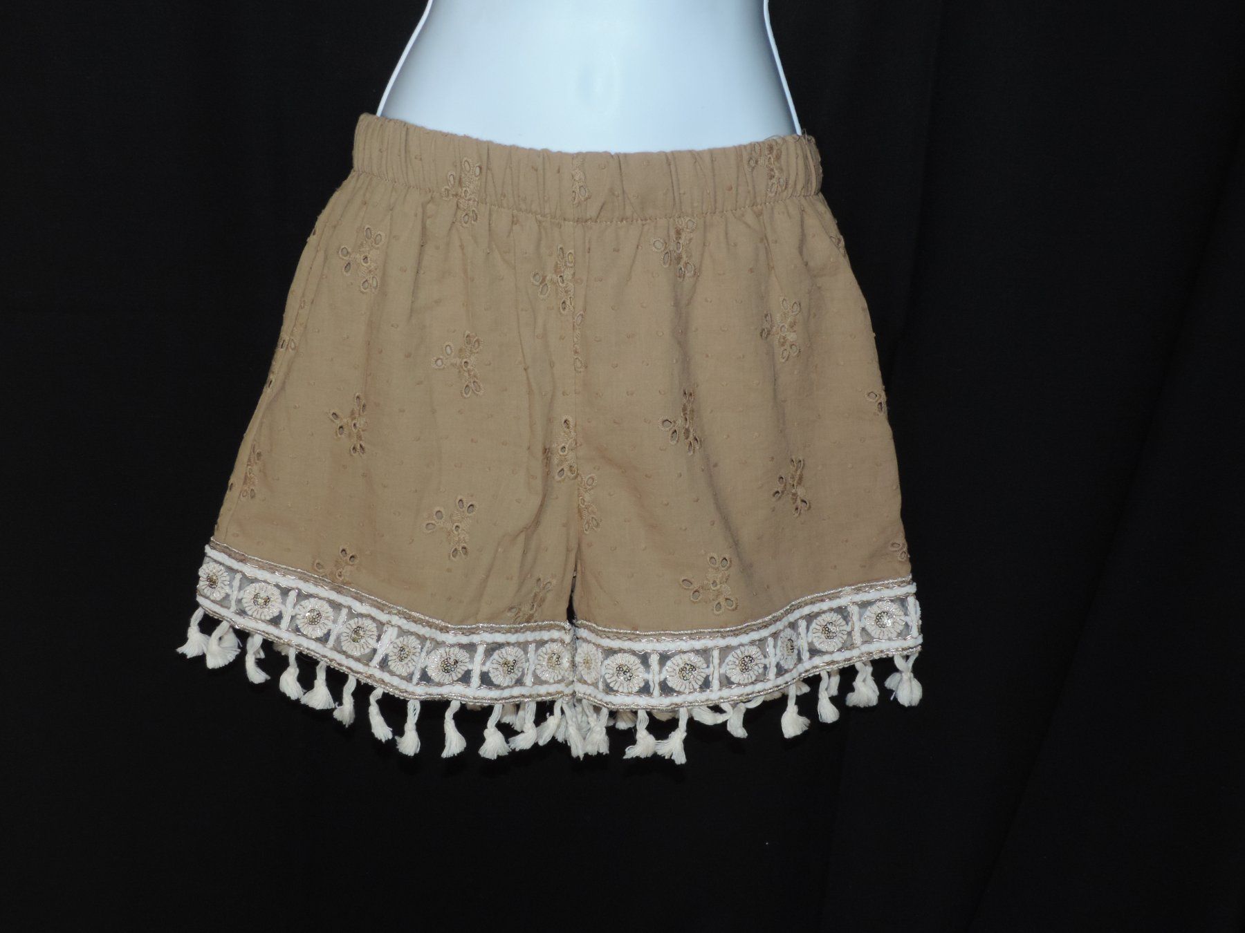 Pantalons: short beige avec dorure – D'occasion à Genève par Axelle333 3
