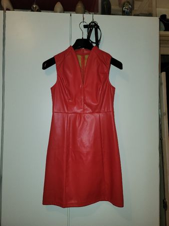 Rotes Kunstlederkleid, Robe en similicuir, similpel rosso
