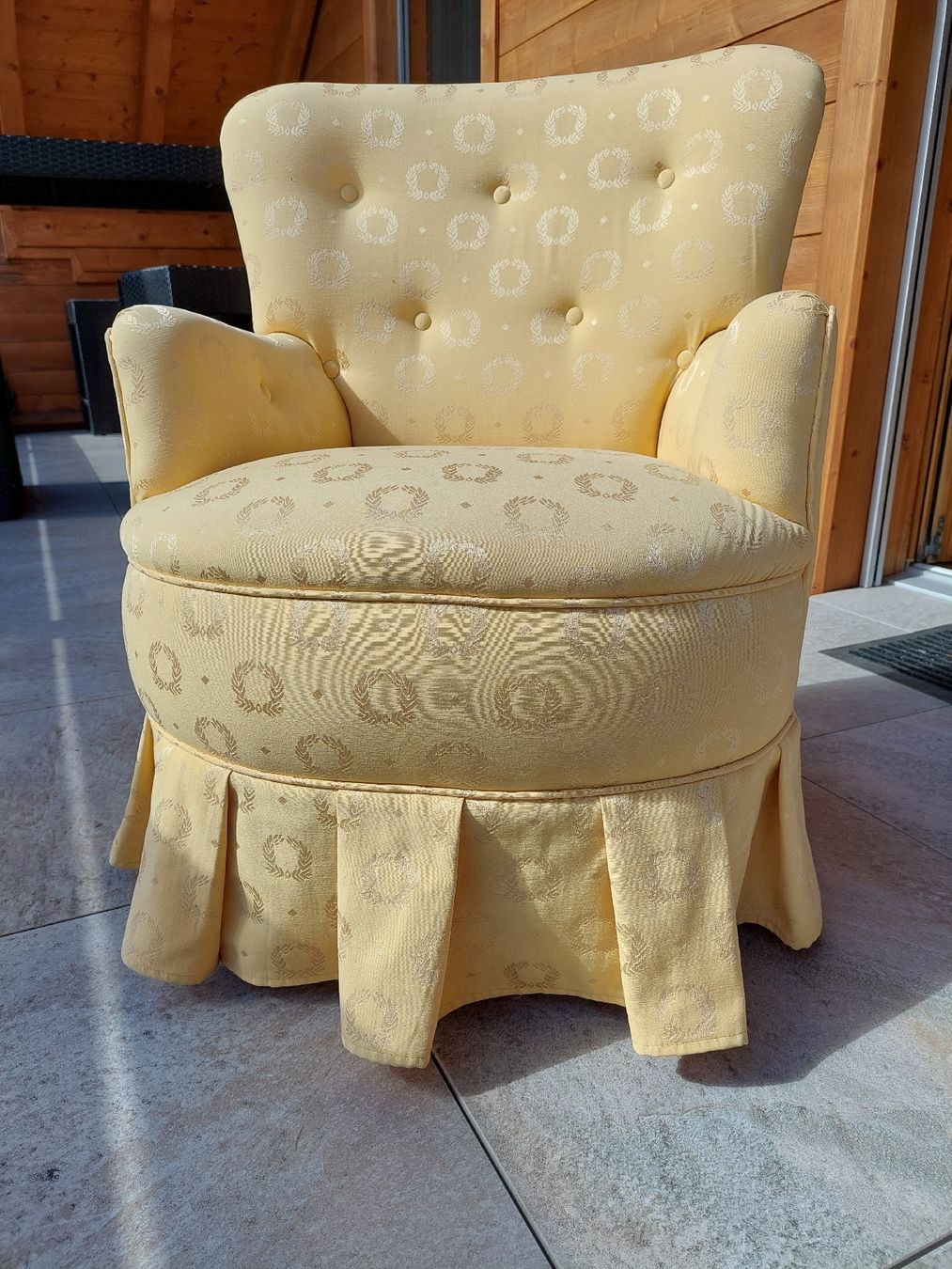 Sessel: Schöner goldener Sessel mit Ornamenten – Gebraucht aus Crésuz von NgauNgau 2