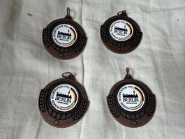 4 gleiche Medaillen