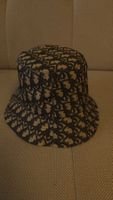 Wendbarer Teddy-D Bucket Hat mit kurzer Krempe