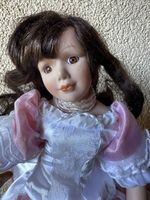 Porzellanpuppe im Rokoko-Stil, weisses Kleid mit Rosa Deko