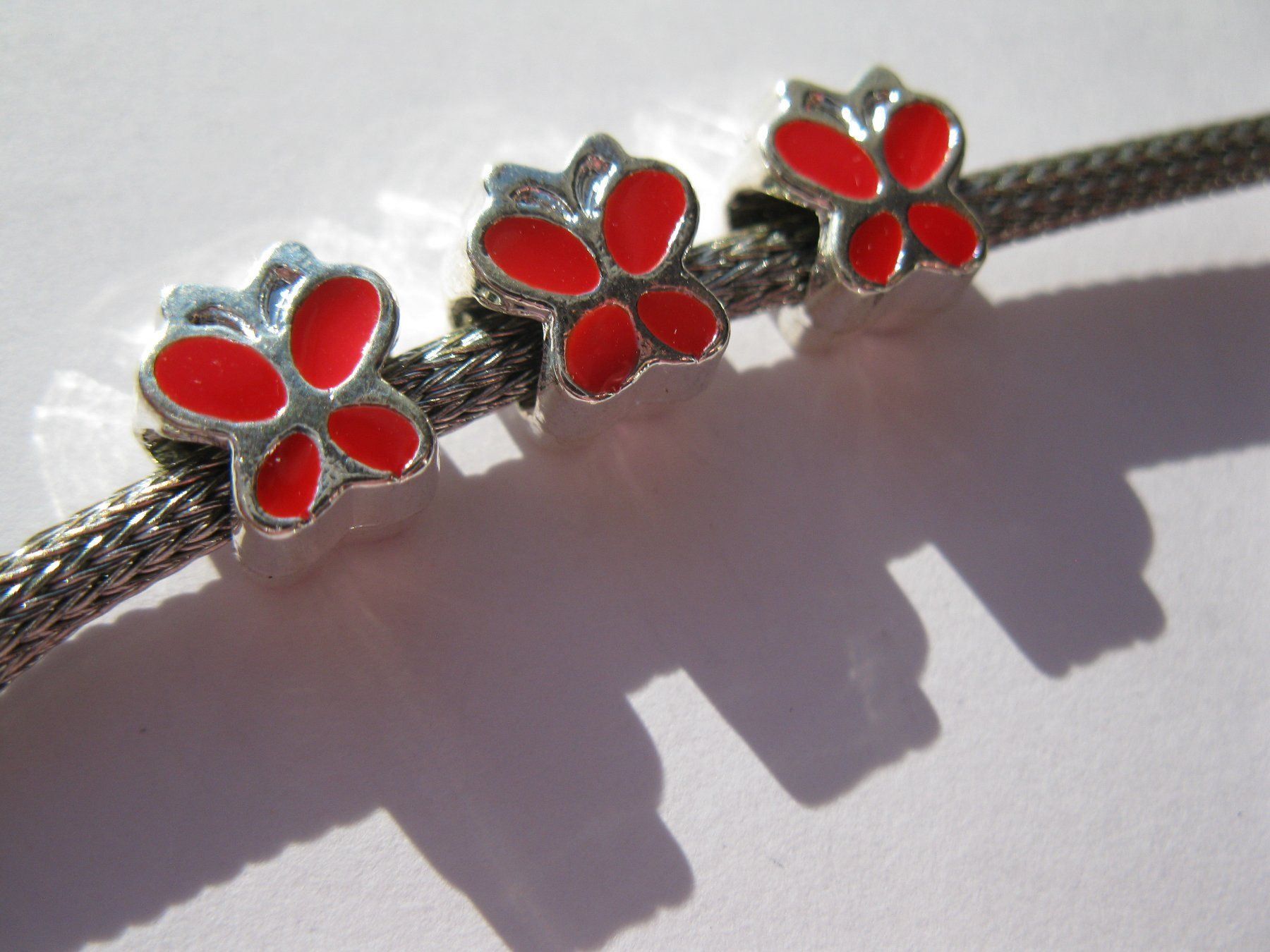 Perle (finte): 2 Grosslochperlen, Beads versilbert Schmetterling, rot – Nuovo e nell'imballaggio originale da St. Margarethen TG venduto da LuanaKa