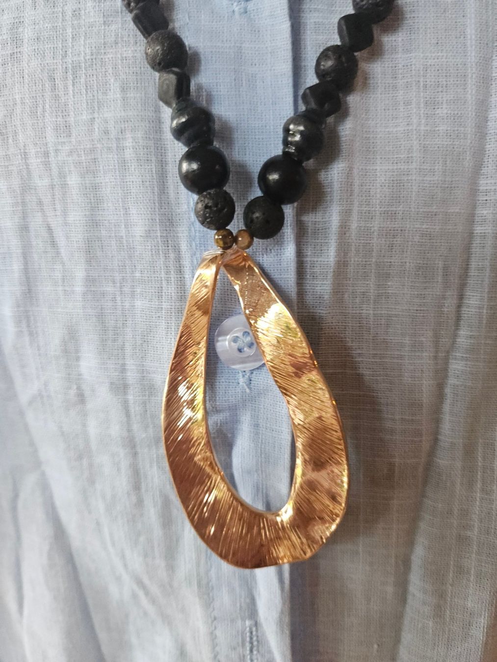 Catenine: Collier lave noire et boucle dorée – Nuovo e nell'imballaggio originale da Thônex venduto da lacomtessedesfees 1