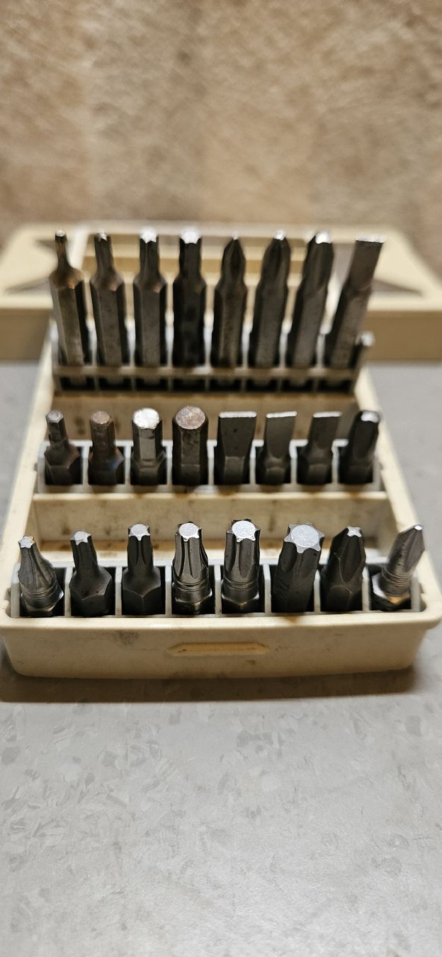 Bosch Alle Werkzeuge: Bosch Bit-Set im Koffer  – Gebraucht aus Baar von Vel...Baar45 1