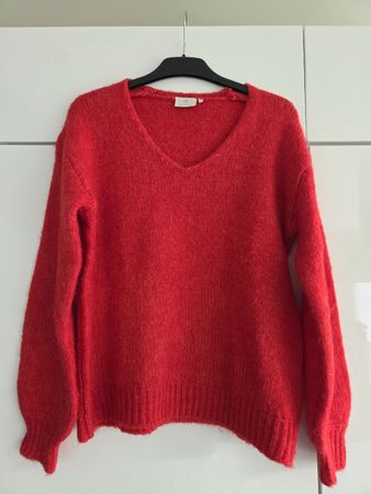 Roter V Pullover Damen