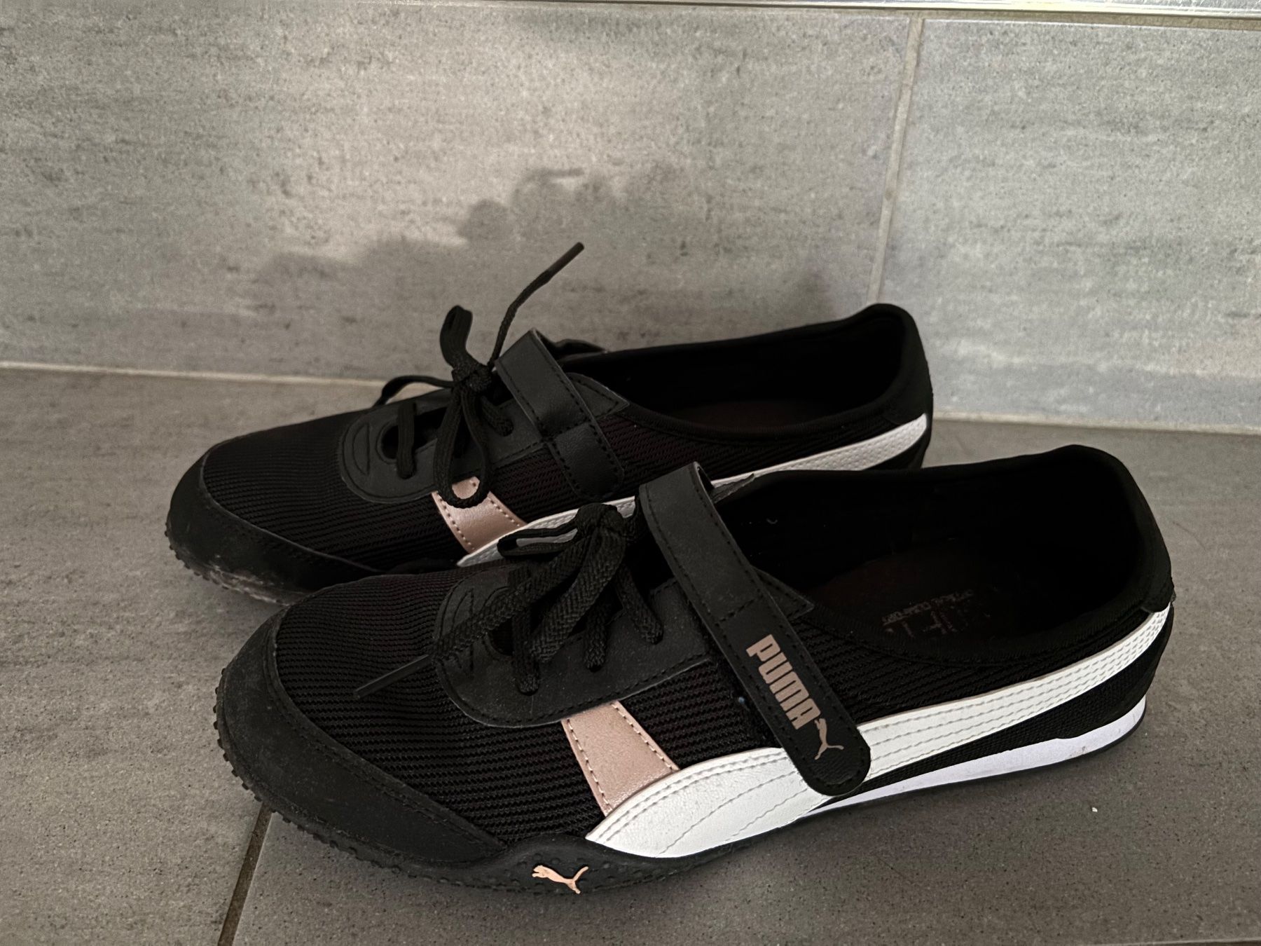 Puma Scarpe da donna: Puma leichter Sneaker Freizeit Schuh schwarz - Grösse 41 – Usato da Kleinandelfingen venduto da Baba23