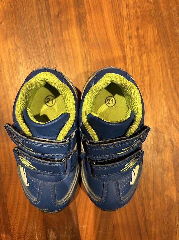 Chaussures garçon: Turnschuhe Grösse 21 – D'occasion à Muhen par CMARO07 1